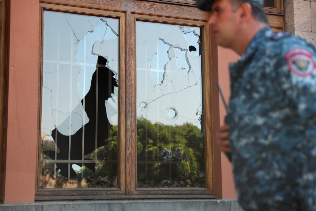 納卡地區一幢政府建築物窗戶破裂。路透社