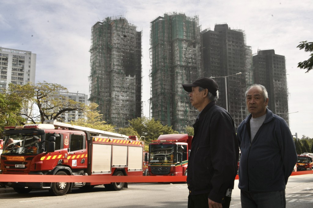 共有近2,000個單位的大埔居屋宏福苑周三(26日)發生五級大火。 共有近2,000個單位的大埔居屋宏福苑周三(26日)發生五級大火。