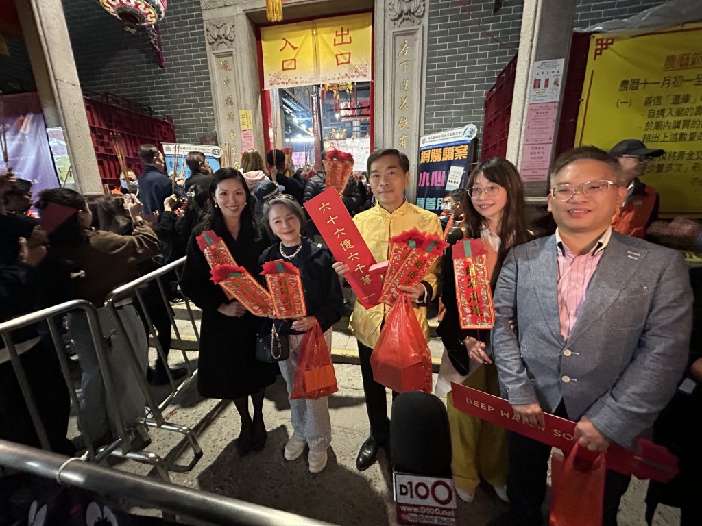 身兼華人廟宇委員會財務及管理小組主席、會德豐地產副主席黃光耀亦都來到「借庫」，更自製了一張「六十六億六千萬」的大型字條道具。曾志恆攝