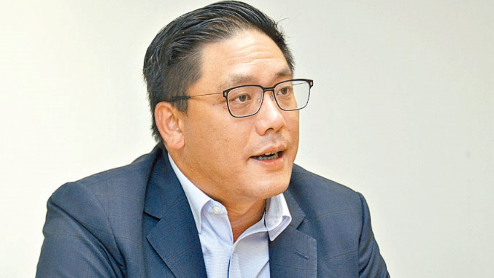 民政及青年事務局副局長梁宏正指,全家酒店改為青年宿舍會較易管理。