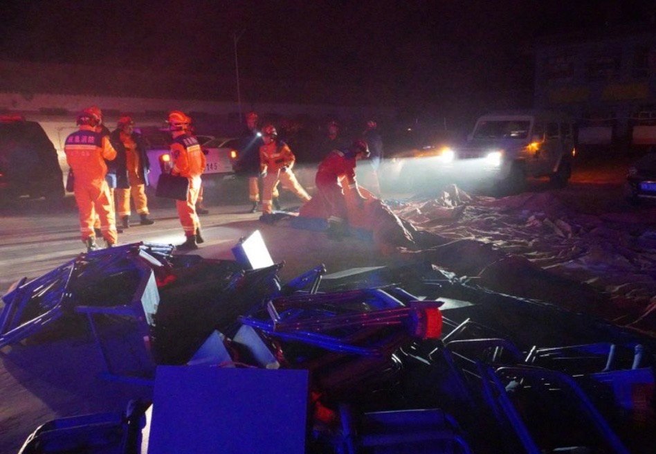 大批救援人員在災場搜救生還者。新華社