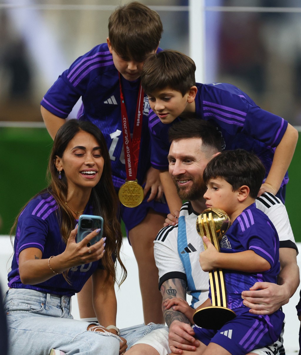 2022年阿根廷贏得世界盃，美斯一家五口亦一同慶祝。REUTERS