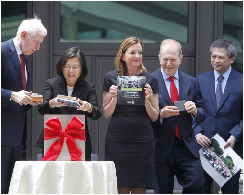 罗伊斯(中)及蔡英文(左二)等一同出席落成典礼。AP