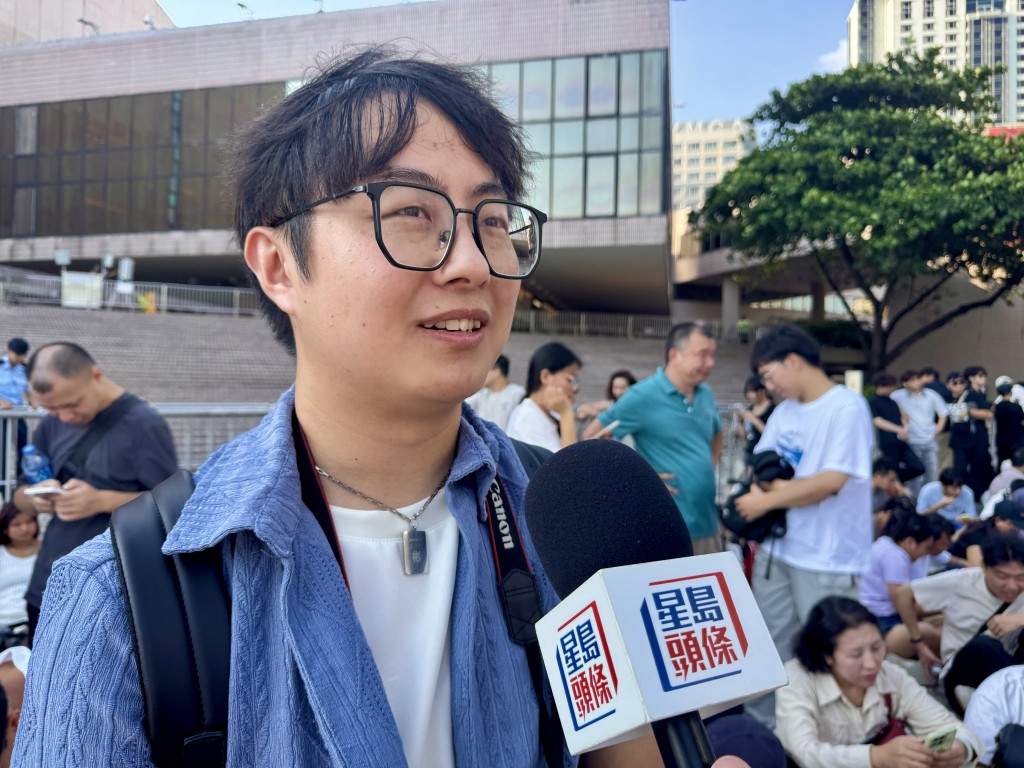 旅客白先生與家人今早從深圳來港,認為在維港景色下觀賞壯麗的煙花,感覺非常驚艷。 旅客白先生與家人今早從深圳來港,認為在維港景色下觀賞壯麗的煙花,感覺非常驚艷。