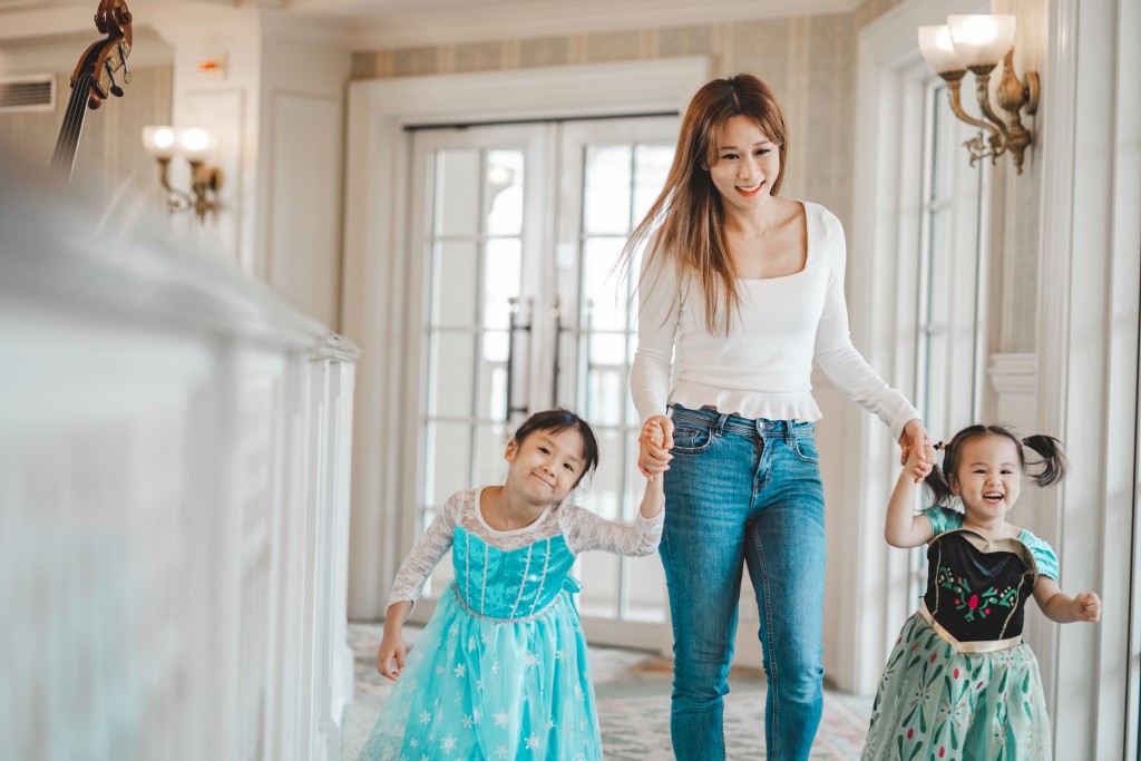 張嘉兒稱兩名女兒非常黏人，至今仍每晚跟媽媽同房睡覺。