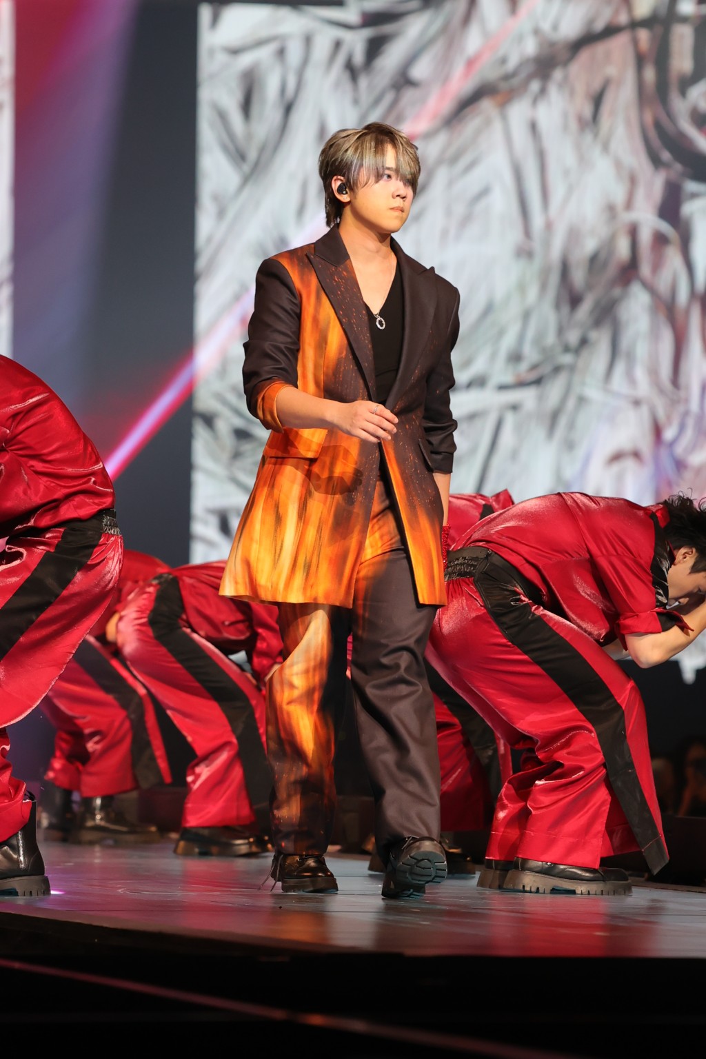 姜濤以一輪勁歌熱舞為演唱會展開序幕。