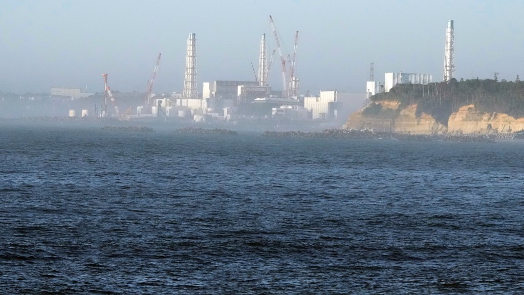 从福岛请户渔港望向福岛第一核电站，摄于8月24日首次排放核污水当天。 美联社