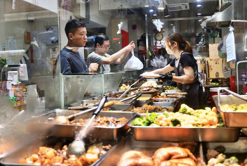 兩餸飯深受歡迎。 兩餸飯深受歡迎。