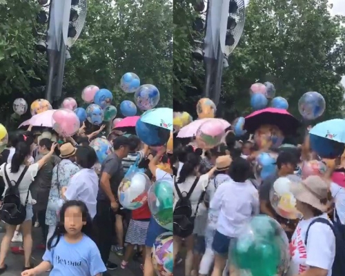 上海迪士尼昨日有遊客
集體搶氣球。網圖