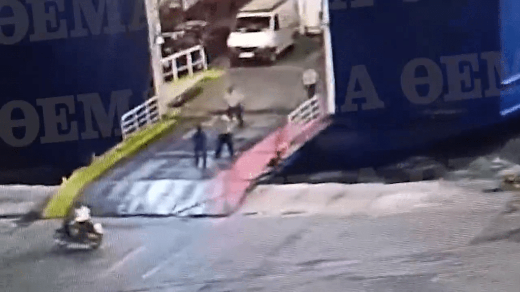 冲上跳板的男乘客被两名船员阻止上船。