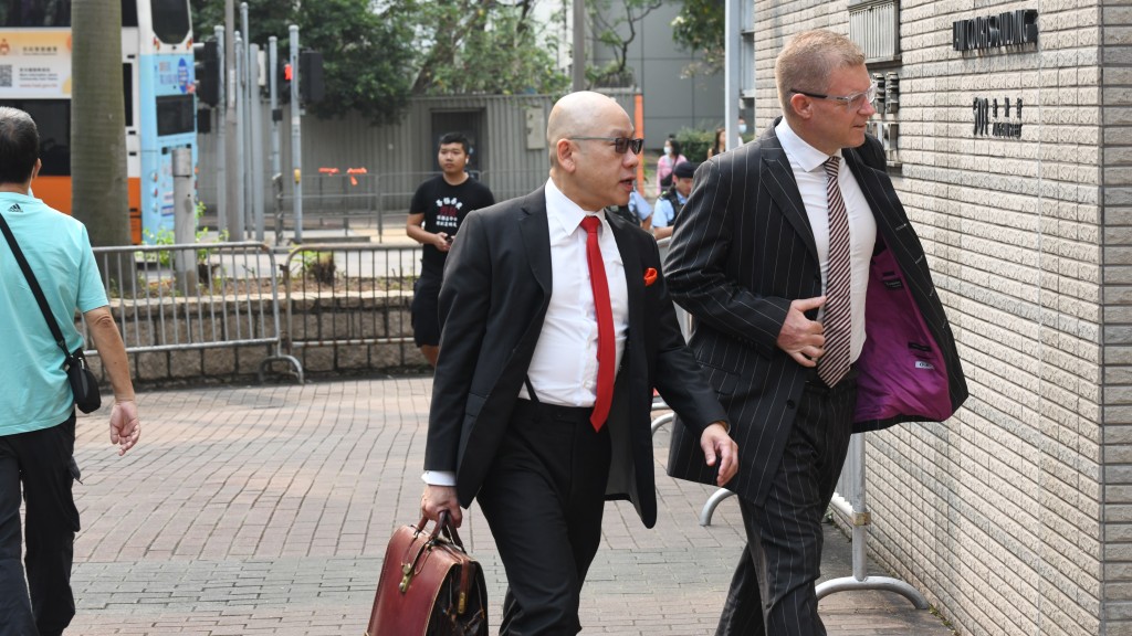 黎智英的律師團成員資深大律師彭耀鴻（左）和新西蘭御用大狀Marc Corlett