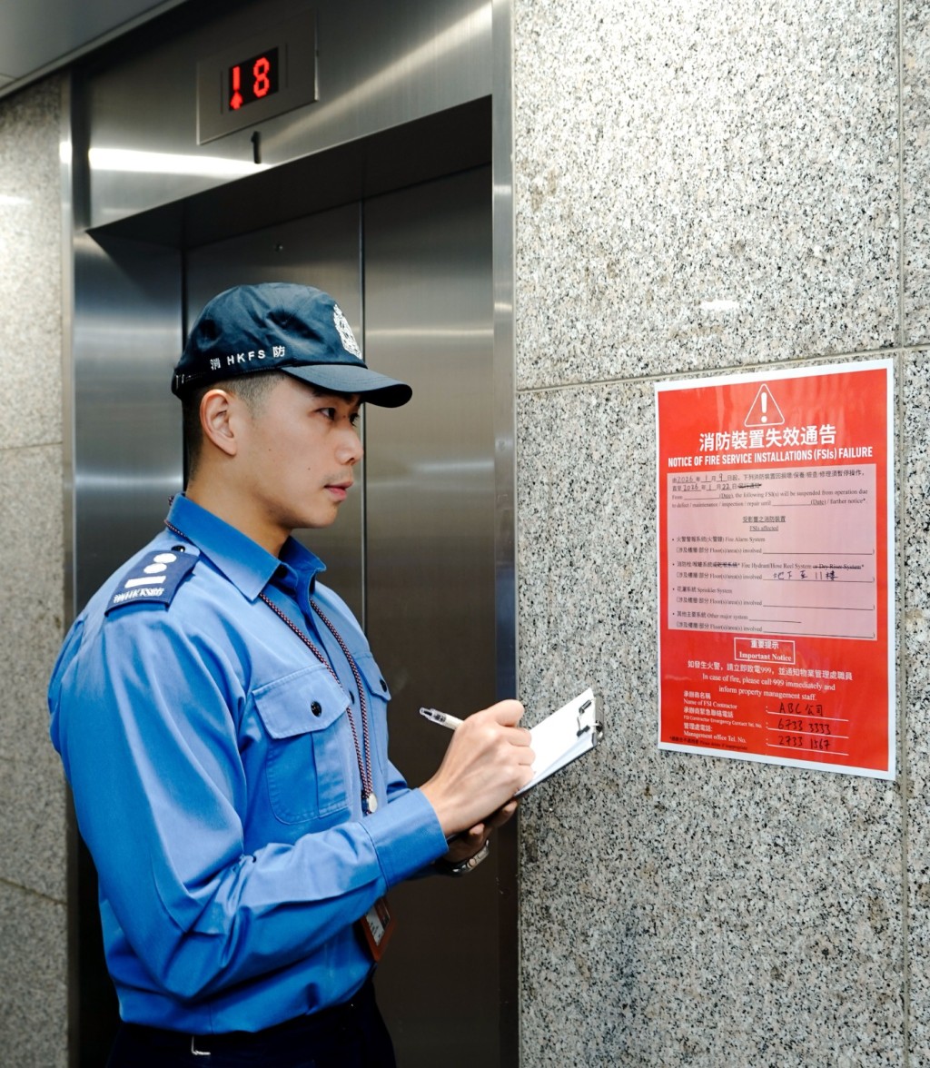 注册消防装置承办商必须在消防装置失效时，在大厦主要出入口、电梯大堂等当眼位置张贴通告。