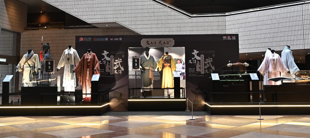 「經典武俠劇服飾道具展覽」今起在香港文化中心大堂舉行。政府新聞處