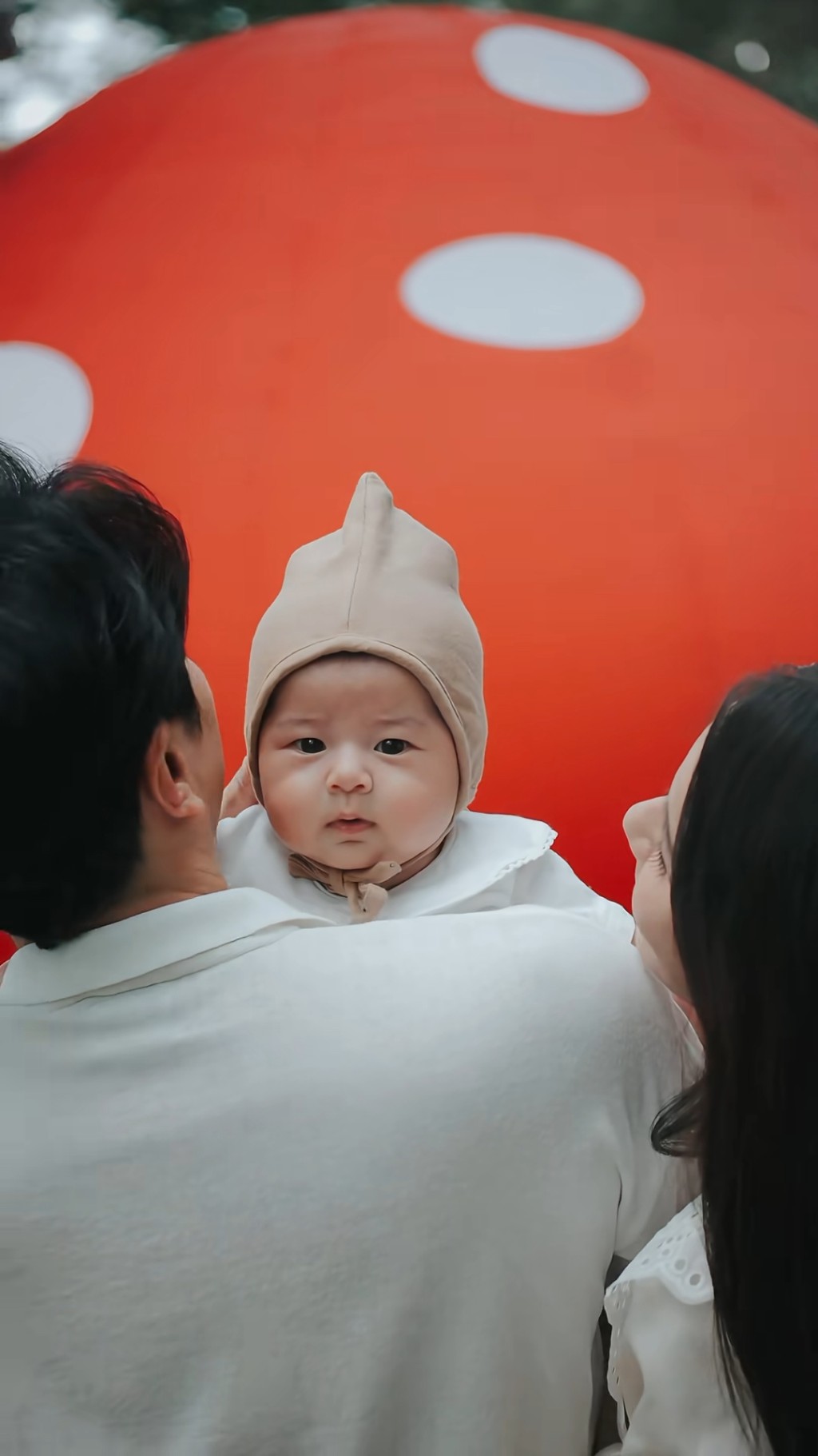 黃翠如與蕭正楠兒子拍照好識望鏡頭。 黃翠如與蕭正楠兒子拍照好識望鏡頭。