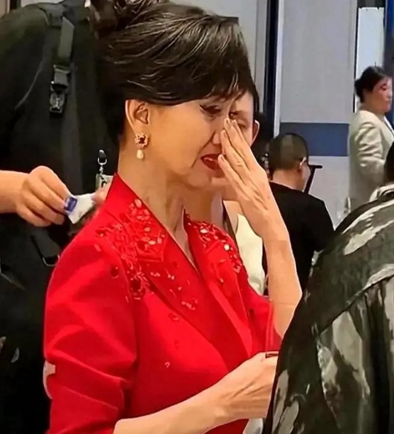 趙雅芝日前於內地出席活動,期間竟突然爆喊。 趙雅芝日前於內地出席活動,期間竟突然爆喊。