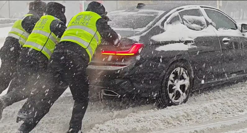 中国东北部多处地区出现暴雪天气。影片截图