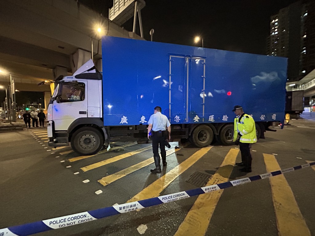 一輛30噸重型貨車駛經窩打老道及渡船街交界時，撞倒一名女途人。曾志恒攝
