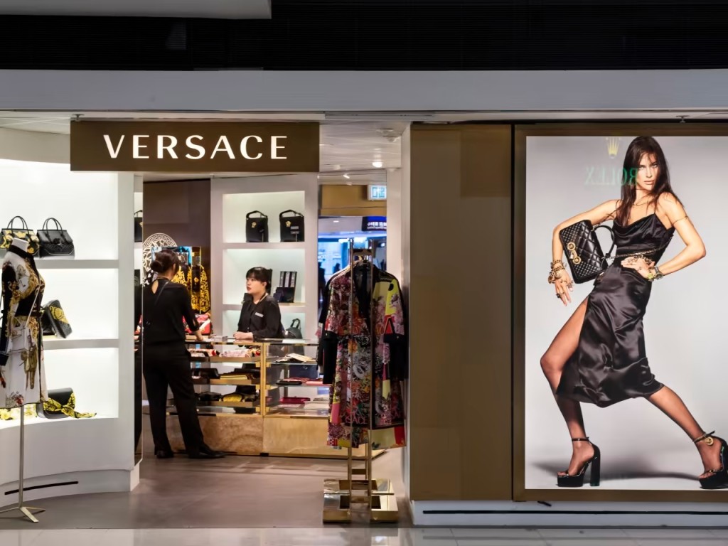 知情人士表示，Versace平均折扣为5折，较去年初的4折增加