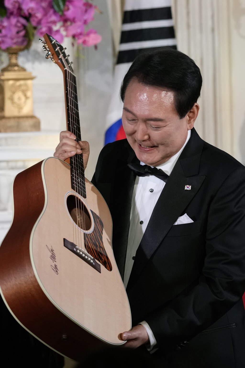 尹錫悅獲贈Don McLean親筆簽名木吉他。AP