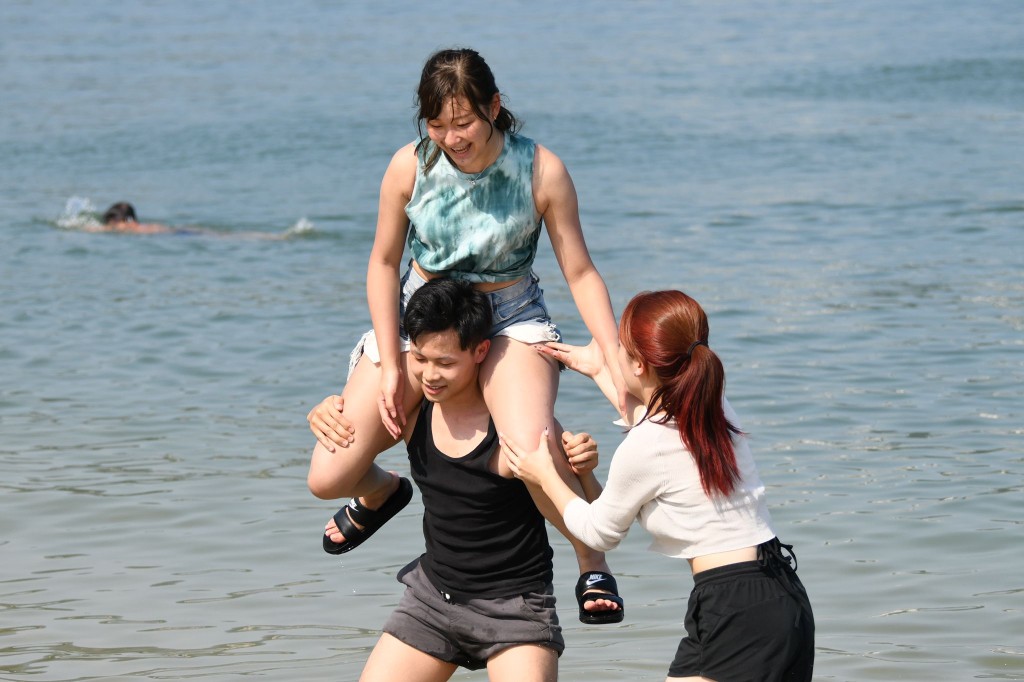 天氣持續酷熱，市民到海邊玩水消暑。資料圖片
