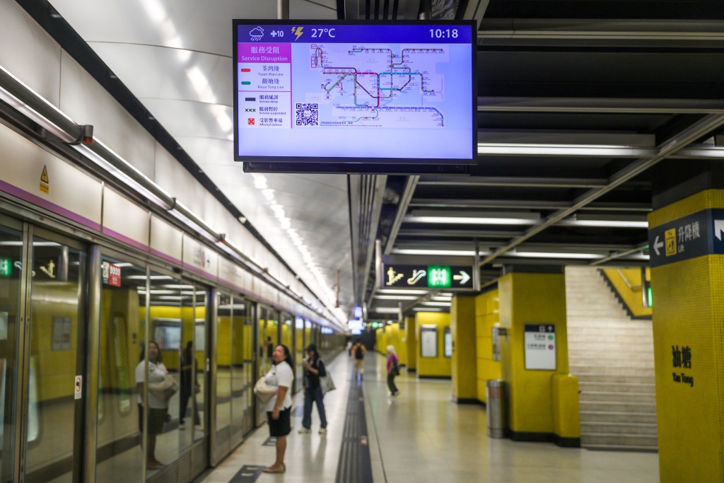 十號風球下,港鐵暫停所有露天段的列車服務。何家豪攝 十號風球下,港鐵暫停所有露天段的列車服務。何家豪攝