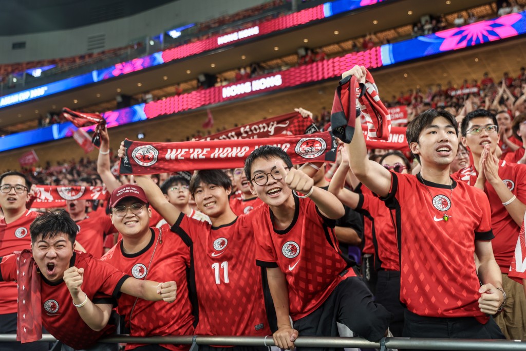 港隊以4比0「大炒」老撾晉級決賽，逾1.8萬人入賽觀賽。