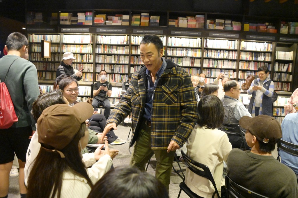 一向寵粉又親切的華哥，與觀眾握手。