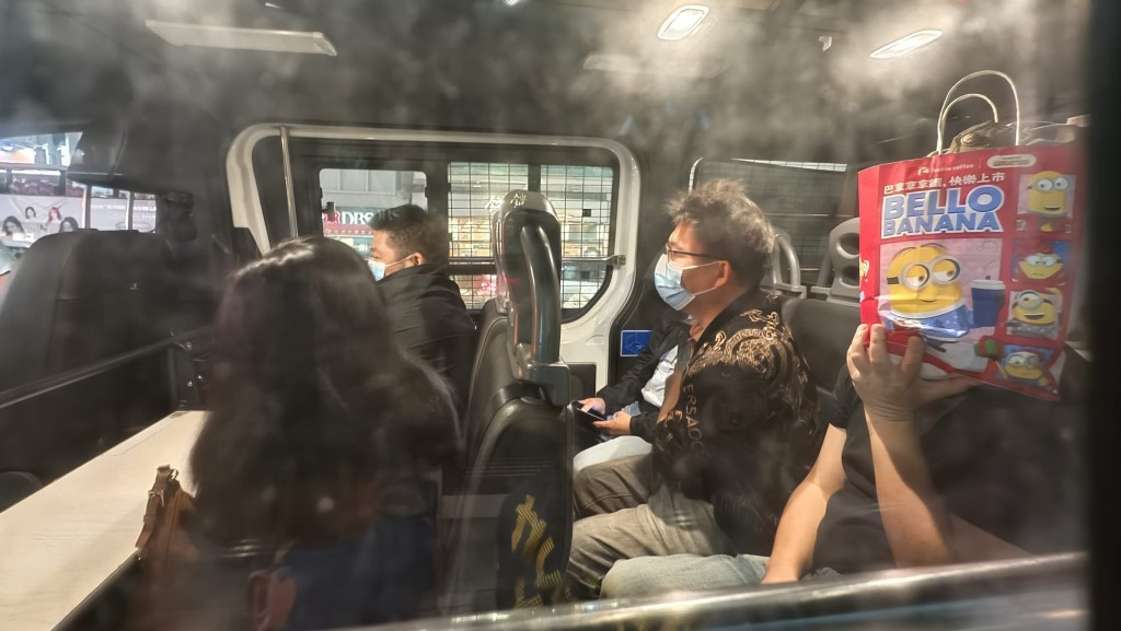 涉案眾人由警車帶走，暫時未有人被捕。黃文威攝