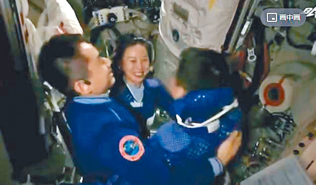 完成出艙任務後,三名太空人興奮擁抱。