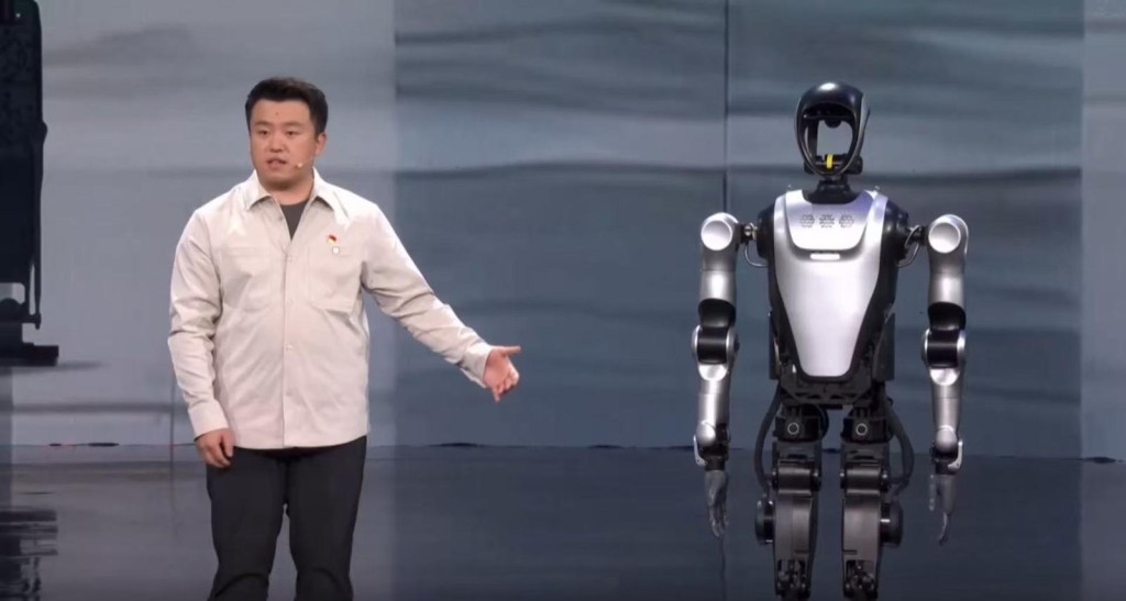 冷晓琨与机械人「夸父」。