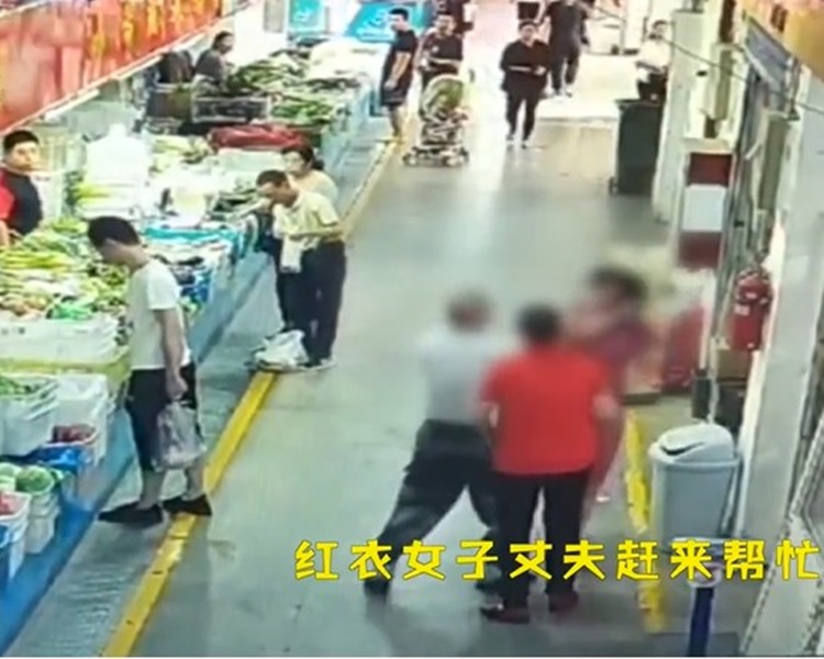 两人初生口角，继而演变4人混战。网图