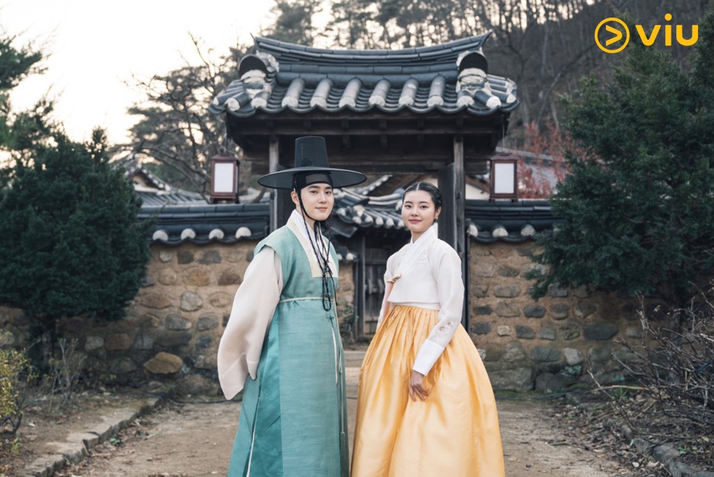 韩剧《世子消失了》讲述王世子李健（Suho饰）被即将成为世子嫔的崔明允（洪艺智饰）绑架后而展开的一系列故事。