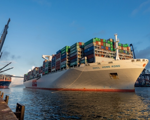 東方香港號靠泊香港海港聯盟旗下的八號貨櫃碼頭