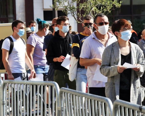 法國的疫情近日進一步反彈，當地政府遂宣布新一輪防疫措施。AP圖片