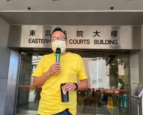 快必上庭後在庭外開啤酒飲。張旭珊攝