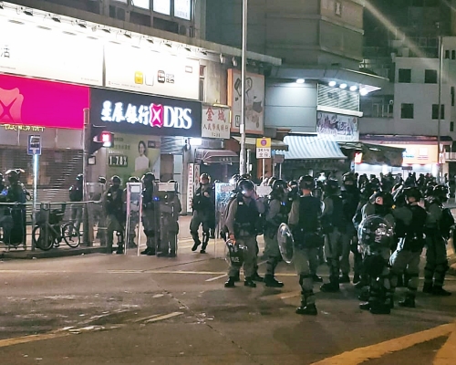 防暴警察驅散示威者