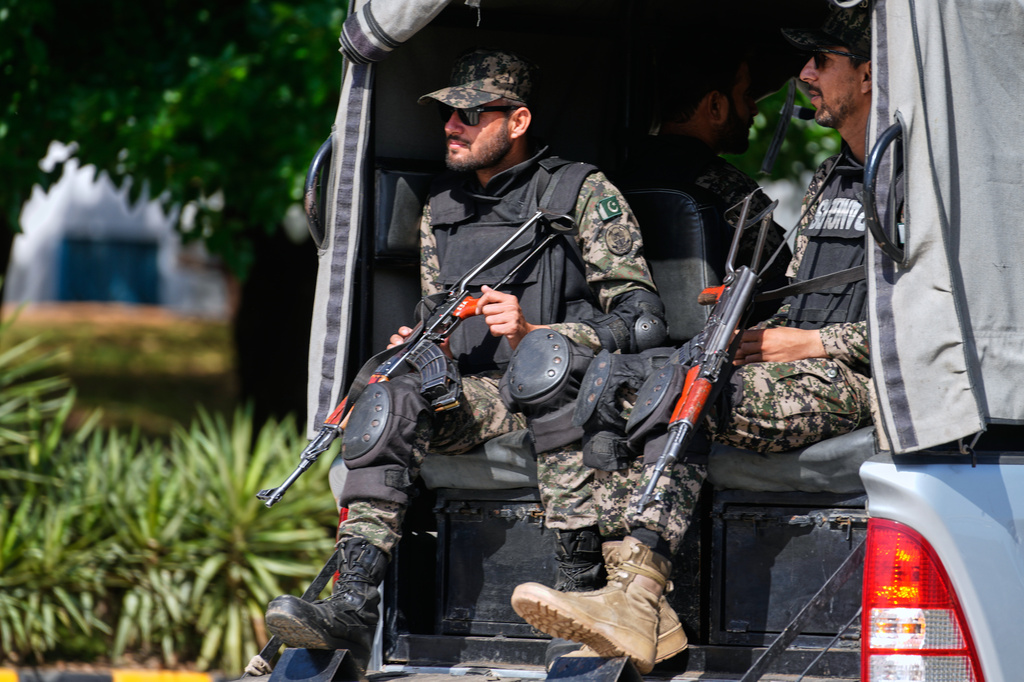 美伊代表團預計會下榻並於塞雷納酒店（Serena Hotel）進行會談。該酒店地理位置極其敏感，緊鄰巴基斯坦外交部及各國使館區。美聯社