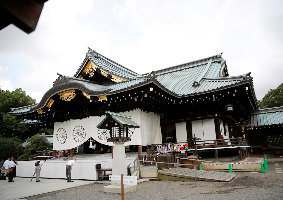 中国外交部发言人此前表示，靖国神社是日本军国主义对外发动侵略战争的精神工具和象徵。 路透社