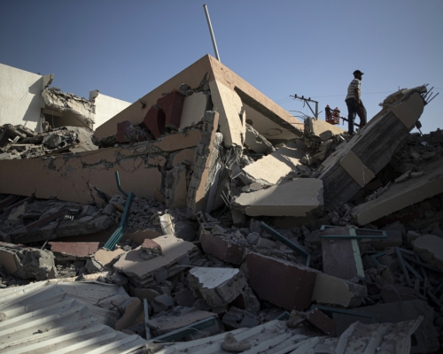 一幢據稱是巴勒斯坦激進組織哈馬斯的辦公室大樓遭以軍空襲擊垮倒塌。AP圖片