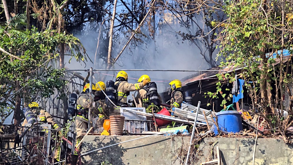 消防到场开喉灌救。