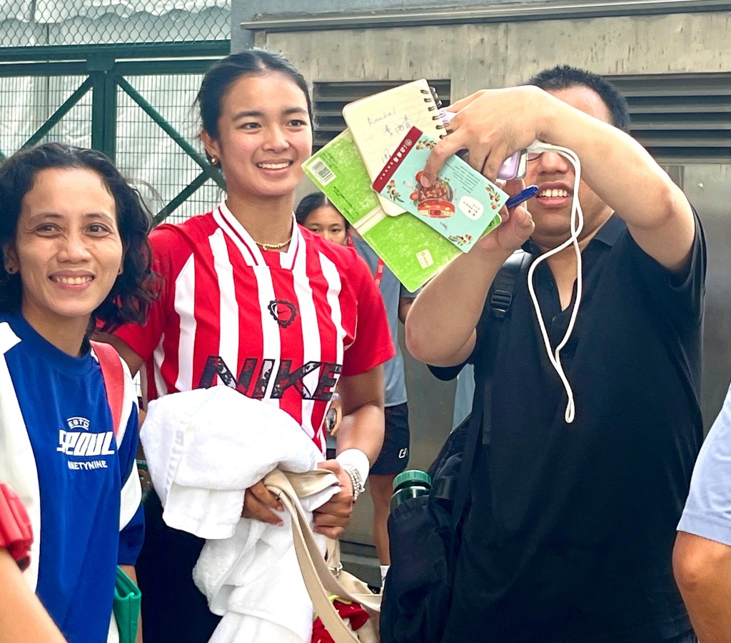 伊娜首度亮相维园,吸引大批球迷争相合照。徐嘉华摄 伊娜首度亮相维园,吸引大批球迷争相合照。徐嘉华摄