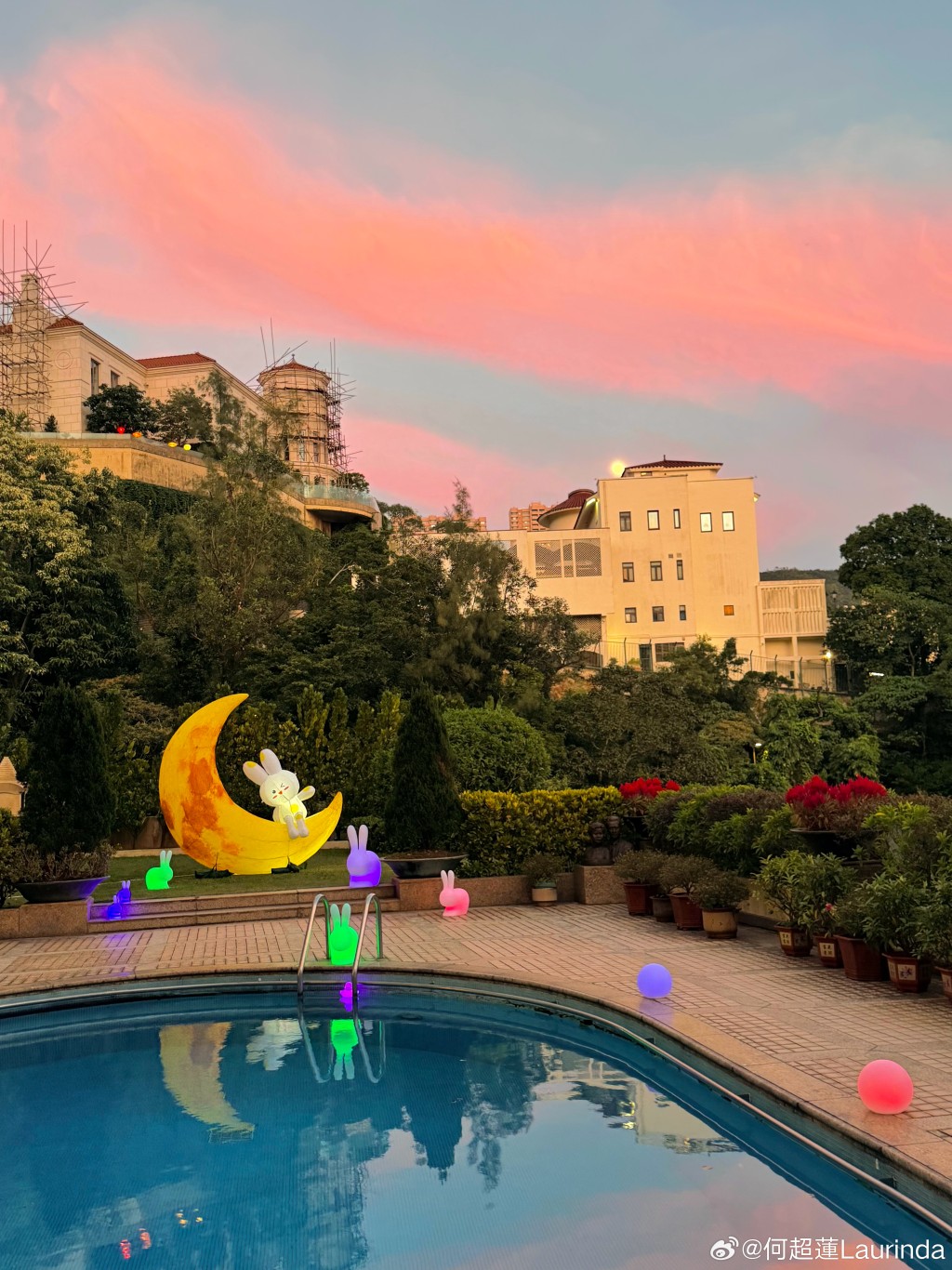 何超蓮的豪宅花園在晚霞下顯得格外浪漫。