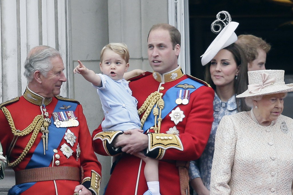 英乔治子王子可望打破王室传统 登基前不用重军 父威廉支持走自己的路。