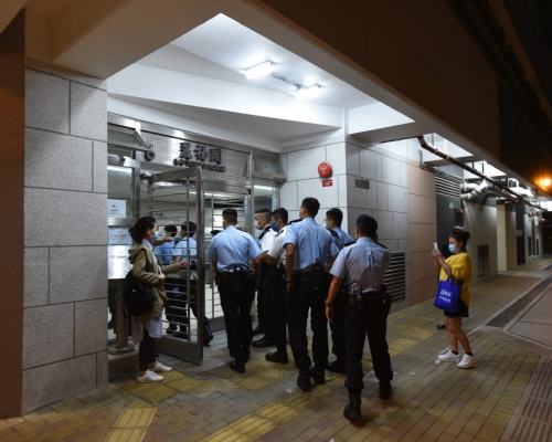 警方在麗翠苑調查