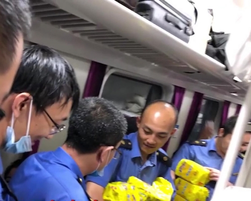 據稱列車車務人員把乾糧都留給乘客，自己滴水未進。