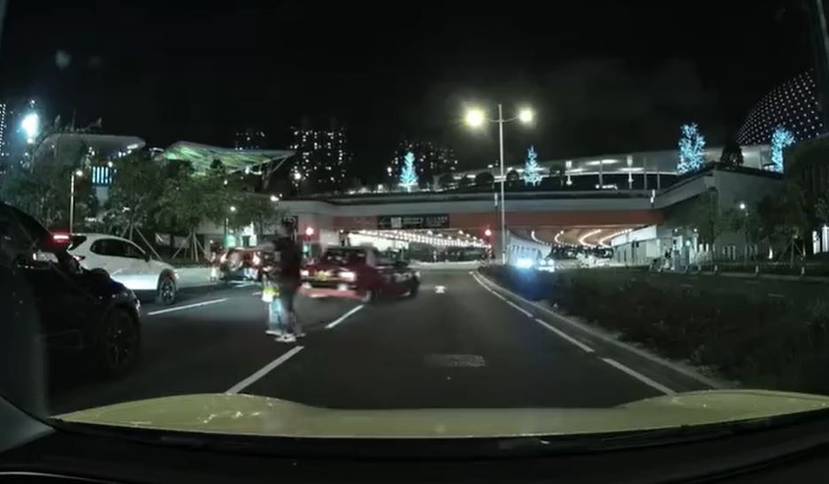 其間司機舉起手中袋子，向途經司機示意停車。轉載fb車cam L（香港群組）