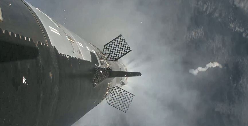 「星舰」第三度试飞，在重返大气层时损毁。