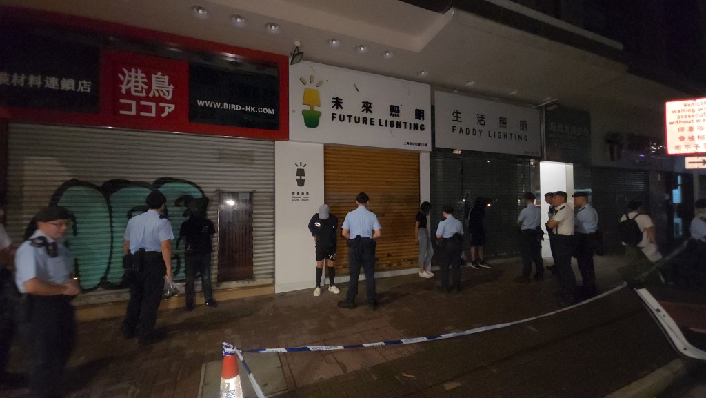 警方拘捕車上4人。