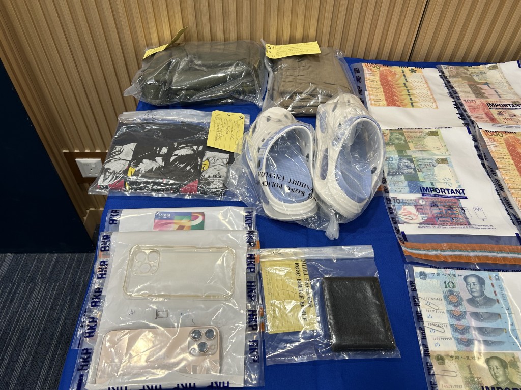 警方起回部份失物,包括現金、首飾珠寶,以及典當失物的當票。曾志恒攝 警方起回部份失物,包括現金、首飾珠寶,以及典當失物的當票。曾志恒攝
