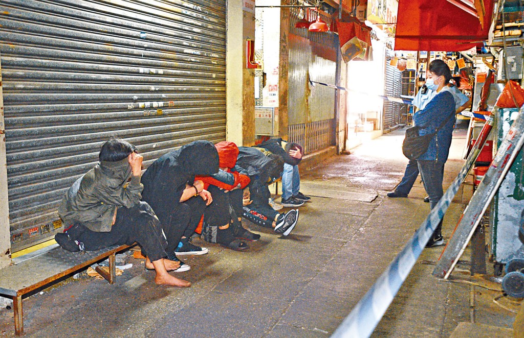 警方搗毒窟拘11人，其中有人被捕時赤足。